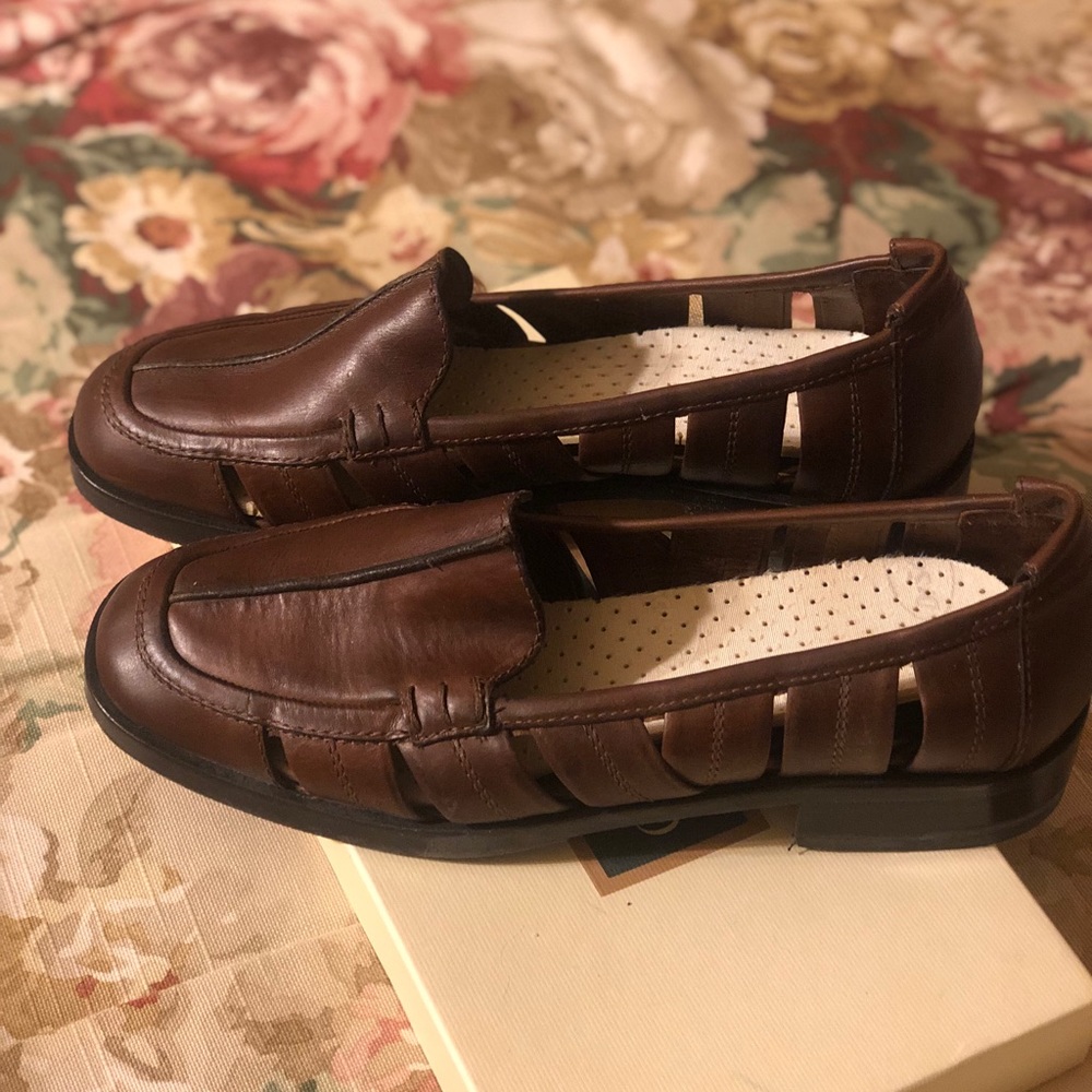 Cole Haan brown flats. Size 7. NWT.